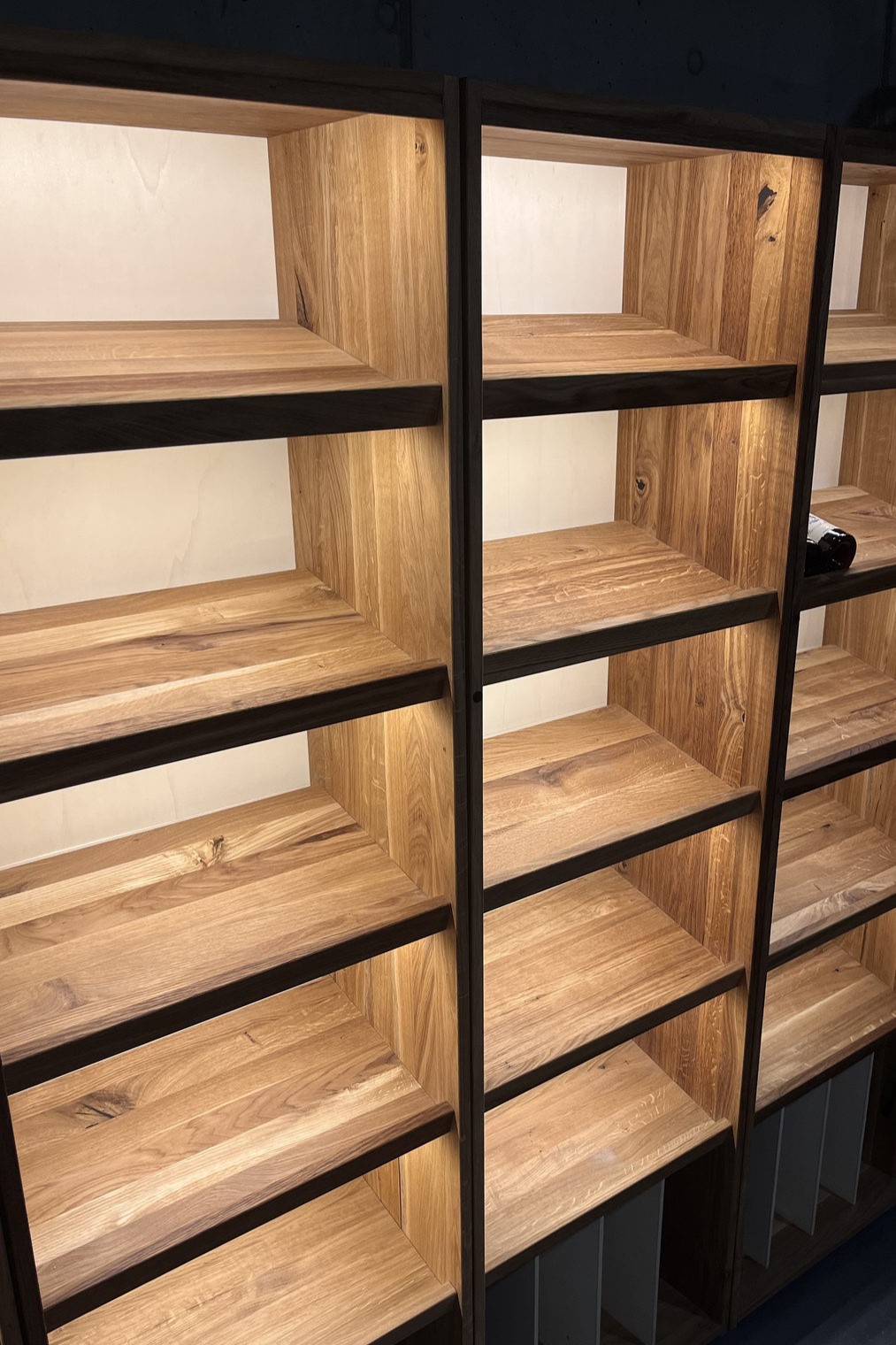detail spodních boxů pro větší lahve uložené nastojato