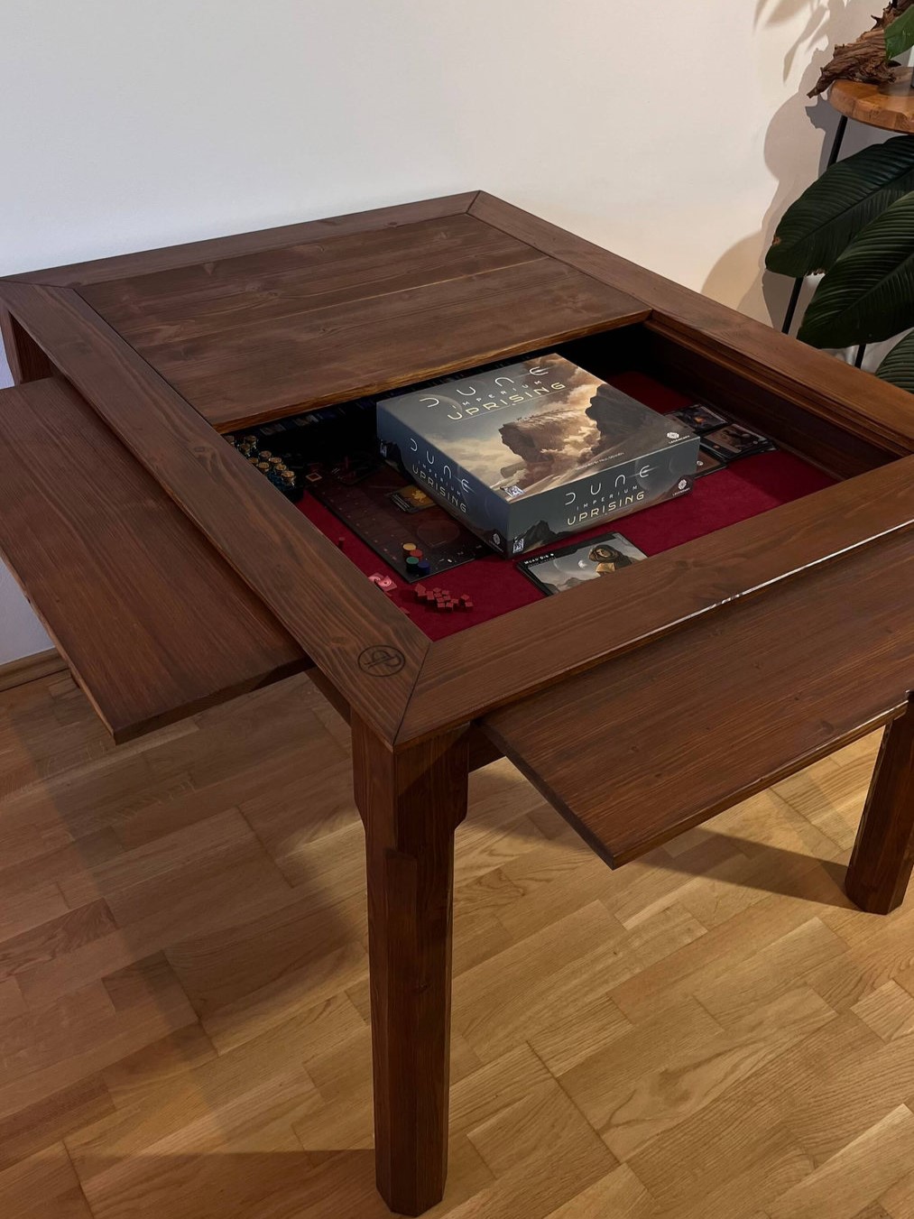 Detail smrkového masivu a povrchové úpravy