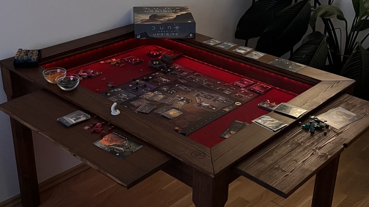 BoardMaster, deskoherní stůl ze smrkového masivu s RGB LED osvětlením a vínovým plátnem