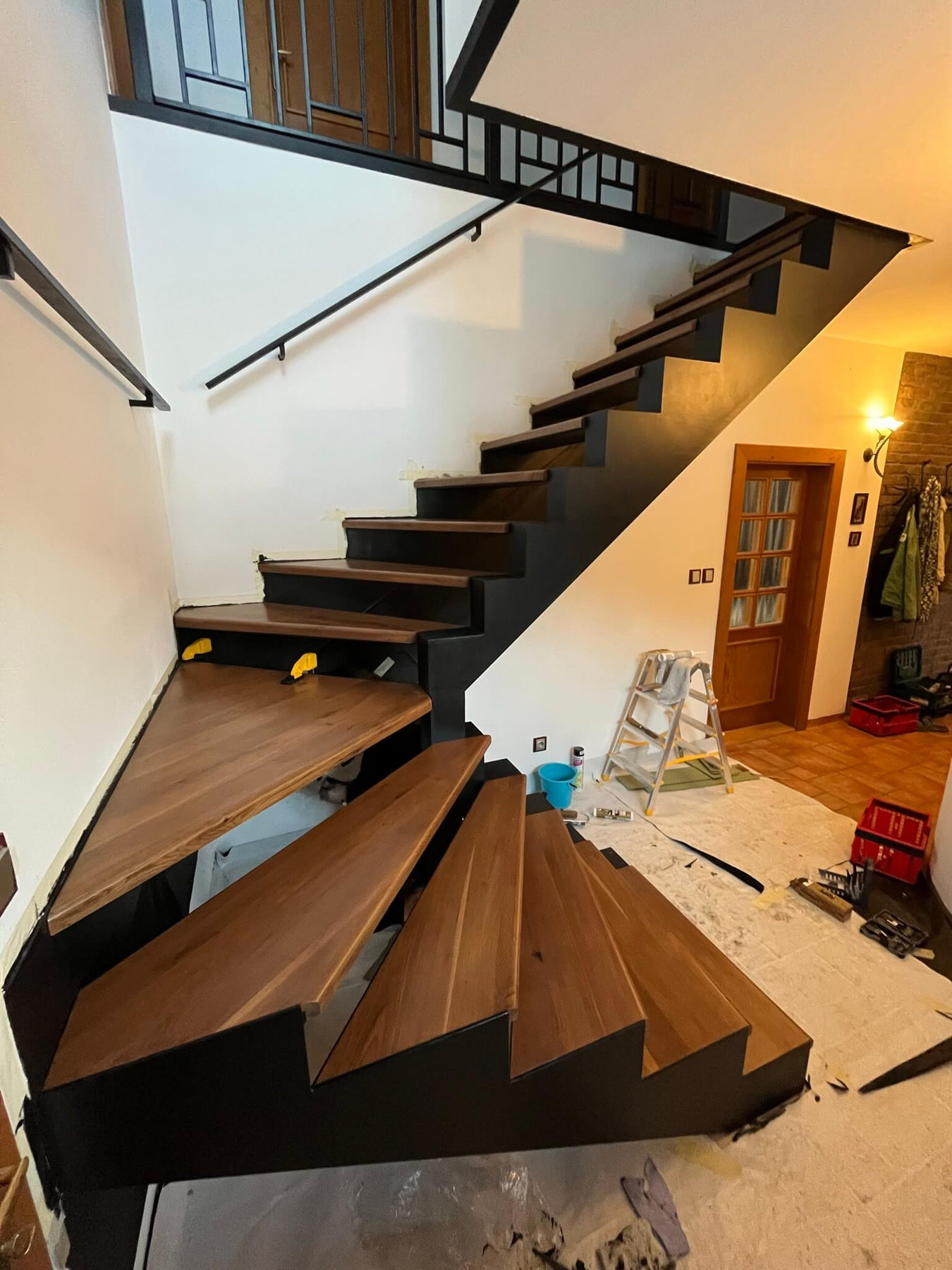 Mořené dubové schodové nášlapy
