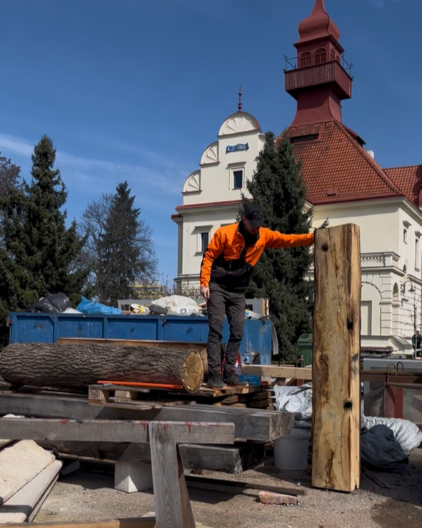První opracování dutého dubového trámu, duben 2026